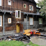 Drewniany dom, na rogu ulic Prostej i Żeromskiego, którym 27 maja wybuchł pożar. / Wojciech Habdas / Radio Kielce