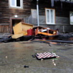 Drewniany dom, na rogu ulic Prostej i Żeromskiego, którym 27 maja wybuchł pożar. / Wojciech Habdas / Radio Kielce