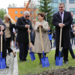 Przedstawiciele władz miasta, województwa, uczelni wyższych, przedsiębiorcy a także podsekretarz stanu w Ministerstwie Infrastruktury i Rozwoju Iwona Wendel wzięli udział w uroczystości „Wbicia pierwszej łopaty pod budowę Zespołu Inkubatorów KPT”. / Wojciech Habdas / Radio Kielce