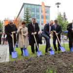 Przedstawiciele władz miasta, województwa, uczelni wyższych, przedsiębiorcy a także podsekretarz stanu w Ministerstwie Infrastruktury i Rozwoju Iwona Wendel wzięli udział w uroczystości „Wbicia pierwszej łopaty pod budowę Zespołu Inkubatorów KPT”. / Wojciech Habdas / Radio Kielce