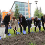 Przedstawiciele władz miasta, województwa, uczelni wyższych, przedsiębiorcy a także podsekretarz stanu w Ministerstwie Infrastruktury i Rozwoju Iwona Wendel wzięli udział w uroczystości „Wbicia pierwszej łopaty pod budowę Zespołu Inkubatorów KPT”. / Wojciech Habdas / Radio Kielce