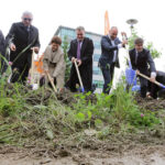 Przedstawiciele władz miasta, województwa, uczelni wyższych, przedsiębiorcy a także podsekretarz stanu w Ministerstwie Infrastruktury i Rozwoju Iwona Wendel wzięli udział w uroczystości „Wbicia pierwszej łopaty pod budowę Zespołu Inkubatorów KPT”. / Wojciech Habdas / Radio Kielce