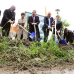 Przedstawiciele władz miasta, województwa, uczelni wyższych, przedsiębiorcy a także podsekretarz stanu w Ministerstwie Infrastruktury i Rozwoju Iwona Wendel wzięli udział w uroczystości „Wbicia pierwszej łopaty pod budowę Zespołu Inkubatorów KPT”. / Wojciech Habdas / Radio Kielce