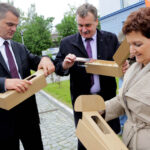 Przedstawiciele władz miasta, województwa, uczelni wyższych, przedsiębiorcy a także podsekretarz stanu w Ministerstwie Infrastruktury i Rozwoju Iwona Wendel wzięli udział w uroczystości „Wbicia pierwszej łopaty pod budowę Zespołu Inkubatorów KPT”. / Wojciech Habdas / Radio Kielce