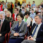 Zespole Szkół Ogólnokształcących nr 17 Specjalnych w Kielcach imienia Karola Wojtyły –papieża Polaka otrzymał dziś obraz przedstawiającego świętego Jana Pawła II autorstwa kieleckiego malarza Kazimierza Kołomyi (na zdjęciu po prawej). / Wojciech Habdas / Radio Kielce