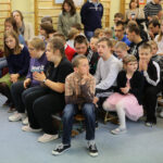 Zespole Szkół Ogólnokształcących nr 17 Specjalnych w Kielcach imienia Karola Wojtyły –papieża Polaka otrzymał dziś obraz przedstawiającego świętego Jana Pawła II autorstwa kieleckiego malarza Kazimierza Kołomyi. / Wojciech Habdas / Radio Kielce