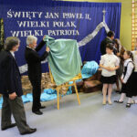 Zespole Szkół Ogólnokształcących nr 17 Specjalnych w Kielcach imienia Karola Wojtyły –papieża Polaka otrzymał dziś obraz przedstawiającego świętego Jana Pawła II autorstwa kieleckiego malarza Kazimierza Kołomyi. Autor odsłonił obraz wraz z dyrektorem placówki. / Wojciech Habdas / Radio Kielce