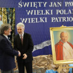 Zespole Szkół Ogólnokształcących nr 17 Specjalnych w Kielcach imienia Karola Wojtyły –papieża Polaka otrzymał dziś obraz przedstawiającego świętego Jana Pawła II autorstwa kieleckiego malarza Kazimierza Kołomyi. Autor odsłonił obraz wraz z dyrektorem placówki. / Wojciech Habdas / Radio Kielce