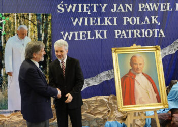 Zespole Szkół Ogólnokształcących nr 17 Specjalnych w Kielcach imienia Karola Wojtyły –papieża Polaka otrzymał dziś obraz przedstawiającego świętego Jana Pawła II autorstwa kieleckiego malarza Kazimierza Kołomyi. Autor odsłonił obraz wraz z dyrektorem placówki. / Wojciech Habdas / Radio Kielce
