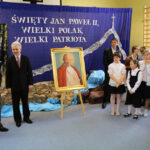 Zespole Szkół Ogólnokształcących nr 17 Specjalnych w Kielcach imienia Karola Wojtyły –papieża Polaka otrzymał dziś obraz przedstawiającego świętego Jana Pawła II autorstwa kieleckiego malarza Kazimierza Kołomyi. Autor odsłonił obraz wraz z dyrektorem placówki. / Wojciech Habdas / Radio Kielce