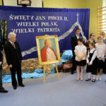 Zespole Szkół Ogólnokształcących nr 17 Specjalnych w Kielcach imienia Karola Wojtyły –papieża Polaka otrzymał dziś obraz przedstawiającego świętego Jana Pawła II autorstwa kieleckiego malarza Kazimierza Kołomyi. Autor odsłonił obraz wraz z dyrektorem placówki. / Wojciech Habdas / Radio Kielce