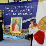 Zespole Szkół Ogólnokształcących nr 17 Specjalnych w Kielcach imienia Karola Wojtyły –papieża Polaka otrzymał dziś obraz przedstawiającego świętego Jana Pawła II autorstwa kieleckiego malarza Kazimierza Kołomyi. / Wojciech Habdas / Radio Kielce