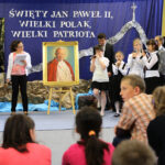 Zespole Szkół Ogólnokształcących nr 17 Specjalnych w Kielcach imienia Karola Wojtyły –papieża Polaka otrzymał dziś obraz przedstawiającego świętego Jana Pawła II autorstwa kieleckiego malarza Kazimierza Kołomyi.  Podczas uroczystości podsumowano także projekt związany z upamiętnieniem kanonizacji papieża. / Wojciech Habdas / Radio Kielce