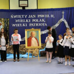 Zespole Szkół Ogólnokształcących nr 17 Specjalnych w Kielcach imienia Karola Wojtyły –papieża Polaka otrzymał dziś obraz przedstawiającego świętego Jana Pawła II autorstwa kieleckiego malarza Kazimierza Kołomyi.  Podczas uroczystości podsumowano także projekt związany z upamiętnieniem kanonizacji papieża. / Wojciech Habdas / Radio Kielce