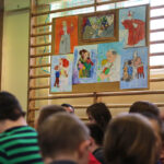 Zespole Szkół Ogólnokształcących nr 17 Specjalnych w Kielcach imienia Karola Wojtyły –papieża Polaka otrzymał dziś obraz przedstawiającego świętego Jana Pawła II autorstwa kieleckiego malarza Kazimierza Kołomyi.  Podczas uroczystości podsumowano także projekt związany z upamiętnieniem kanonizacji papieża. / Wojciech Habdas / Radio Kielce