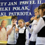 Zespole Szkół Ogólnokształcących nr 17 Specjalnych w Kielcach imienia Karola Wojtyły –papieża Polaka otrzymał dziś obraz przedstawiającego świętego Jana Pawła II autorstwa kieleckiego malarza Kazimierza Kołomyi.  Podczas uroczystości podsumowano także projekt związany z upamiętnieniem kanonizacji papieża. / Wojciech Habdas / Radio Kielce