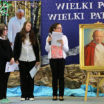 Zespole Szkół Ogólnokształcących nr 17 Specjalnych w Kielcach imienia Karola Wojtyły –papieża Polaka otrzymał dziś obraz przedstawiającego świętego Jana Pawła II autorstwa kieleckiego malarza Kazimierza Kołomyi.  Podczas uroczystości podsumowano także projekt związany z upamiętnieniem kanonizacji papieża. / Wojciech Habdas / Radio Kielce