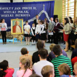 Zespole Szkół Ogólnokształcących nr 17 Specjalnych w Kielcach imienia Karola Wojtyły –papieża Polaka otrzymał dziś obraz przedstawiającego świętego Jana Pawła II autorstwa kieleckiego malarza Kazimierza Kołomyi.  Podczas uroczystości podsumowano także projekt związany z upamiętnieniem kanonizacji papieża. / Wojciech Habdas / Radio Kielce