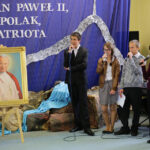 Zespole Szkół Ogólnokształcących nr 17 Specjalnych w Kielcach imienia Karola Wojtyły –papieża Polaka otrzymał dziś obraz przedstawiającego świętego Jana Pawła II autorstwa kieleckiego malarza Kazimierza Kołomyi.  Podczas uroczystości podsumowano także projekt związany z upamiętnieniem kanonizacji papieża. / Wojciech Habdas / Radio Kielce