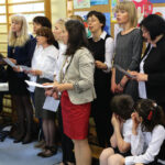 Zespole Szkół Ogólnokształcących nr 17 Specjalnych w Kielcach imienia Karola Wojtyły –papieża Polaka otrzymał dziś obraz przedstawiającego świętego Jana Pawła II autorstwa kieleckiego malarza Kazimierza Kołomyi.  Podczas uroczystości podsumowano także projekt związany z upamiętnieniem kanonizacji papieża. / Wojciech Habdas / Radio Kielce