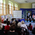 Zespole Szkół Ogólnokształcących nr 17 Specjalnych w Kielcach imienia Karola Wojtyły –papieża Polaka otrzymał dziś obraz przedstawiającego świętego Jana Pawła II autorstwa kieleckiego malarza Kazimierza Kołomyi.  Podczas uroczystości podsumowano także projekt związany z upamiętnieniem kanonizacji papieża. / Wojciech Habdas / Radio Kielce