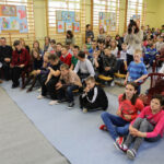 Zespole Szkół Ogólnokształcących nr 17 Specjalnych w Kielcach imienia Karola Wojtyły –papieża Polaka otrzymał dziś obraz przedstawiającego świętego Jana Pawła II autorstwa kieleckiego malarza Kazimierza Kołomyi.  Podczas uroczystości podsumowano także projekt związany z upamiętnieniem kanonizacji papieża. / Wojciech Habdas / Radio Kielce