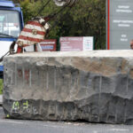 Potężny głaz wypadł z ciężarówki na drodze krajowej nr 74 w Kostomłotach / Kamil Król / Radio Kielce