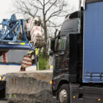 Potężny głaz wypadł z ciężarówki na drodze krajowej nr 74 w Kostomłotach / Kamil Król / Radio Kielce