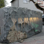 Potężny głaz wypadł z ciężarówki na drodze krajowej nr 74 w Kostomłotach / Kamil Król / Radio Kielce