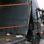 Potężny głaz wypadł z ciężarówki na drodze krajowej nr 74 w Kostomłotach / Kamil Król / Radio Kielce