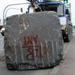 Potężny głaz wypadł z ciężarówki na drodze krajowej nr 74 w Kostomłotach / Kamil Król / Radio Kielce