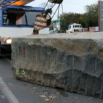 Potężny głaz wypadł z ciężarówki na drodze krajowej nr 74 w Kostomłotach / Kamil Król / Radio Kielce