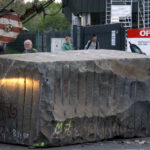 Potężny głaz wypadł z ciężarówki na drodze krajowej nr 74 w Kostomłotach / Kamil Król / Radio Kielce