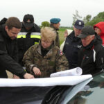 Minister administracji i cyfryzacji Rafał Trzaskowski wizytował dziś  wał  przeciwpowodziowy  na Wiśle w sandomierskim Koćmierzowie. / Grażyna Szlęzak-Wójcik / Radio Kielce