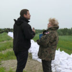 Minister administracji i cyfryzacji Rafał Trzaskowski wizytował dziś  wał  przeciwpowodziowy  na Wiśle w sandomierskim Koćmierzowie. / Grażyna Szlęzak-Wójcik / Radio Kielce