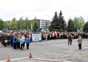 Pikieta Pielęgniarek pod urzędem Marszałkowskim Województwa Świętokrzyskiego / Stanisław Blinstrub / Radio Kielce