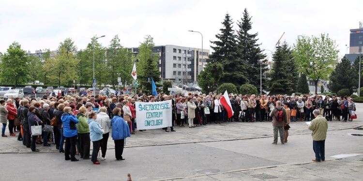 Pikieta Pielęgniarek pod urzędem Marszałkowskim Województwa Świętokrzyskiego / Stanisław Blinstrub / Radio Kielce