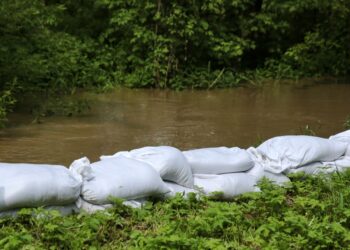 Powódź w gminie Wiczyce - rzeka Opatówka / Krzysztof Żołądek / Radio Kielce