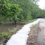 W miejscowości Przezwody w gminie Wilczyce wylała niewielka rzeka Opatówka / Robert Felczak / Radio Kielce