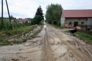 W miejscowości Przezwody w gminie Wilczyce wylała niewielka rzeka Opatówka / Robert Felczak / Radio Kielce