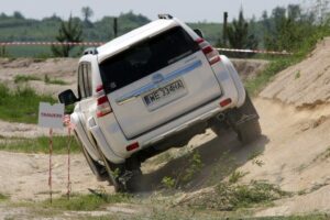 Właściciele terenowych samochodów koncernu Toyota spotkali się w Dębskiej Woli / Robert Felczak / Radio Kielce