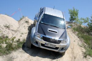 Właściciele terenowych samochodów koncernu Toyota spotkali się w Dębskiej Woli / Robert Felczak / Radio Kielce