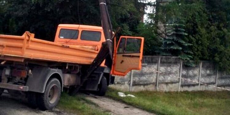 Tragiczny wypadek w Jędrzejowie. Zginął kierowca Skody, w którego samochód wjechała ciężarówka / Policja Jędzrejów