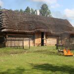 Ćwiczenia strażaków w Muzeum Wsi Kieleckiej w Tokarni. / Piotr Michalski / Radio Kielce