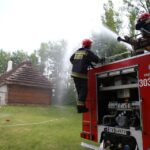 Ćwiczenia strażaków w Muzeum Wsi Kieleckiej w Tokarni. / Piotr Michalski / Radio Kielce