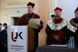 Prof. zw. dr. hab. Walery Pisarek otrzymał tytuł DOCTORA HONORIS CAUSA / Piotr Michalski / Radio Kielce