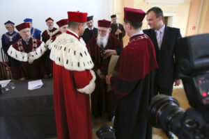 Prof. zw. dr. hab. Walery Pisarek otrzymał tytuł DOCTORA HONORIS CAUSA / Piotr Michalski / Radio Kielce