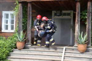 Ćwiczenia strażaków w Muzeum Wsi Kieleckiej w Tokarni. / Piotr Michalski / Radio Kielce