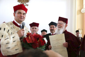 Prof. zw. dr. hab. Walery Pisarek otrzymał tytuł DOCTORA HONORIS CAUSA / Piotr Michalski / Radio Kielce