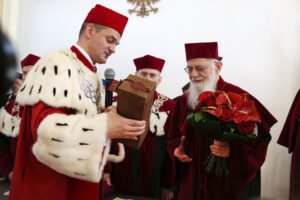 Prof. zw. dr. hab. Walery Pisarek otrzymał tytuł DOCTORA HONORIS CAUSA / Piotr Michalski / Radio Kielce